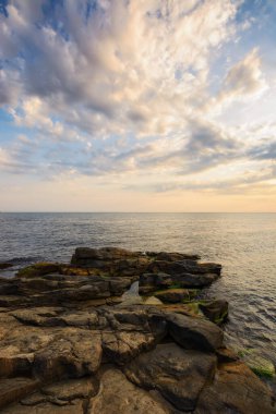 Deniz manzarası ve sabah güneşinde muhteşem bir gökyüzü. Denizde tatil sezonu geçmişi. Sakin yaz havası