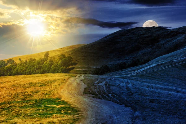 秋初山景 黄昏时分 山路与日月穿行山腰间 昼夜变化的概念 晨光中神秘的乡村风景 — 图库照片