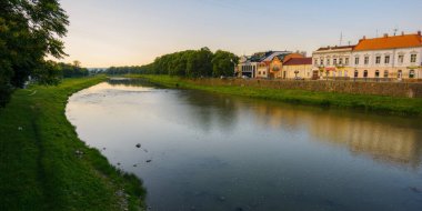 Eski kasabanın nehir kıyısında. Uzh nehrinin diğer tarafındaki eski mimari. güzel şehir manzarası