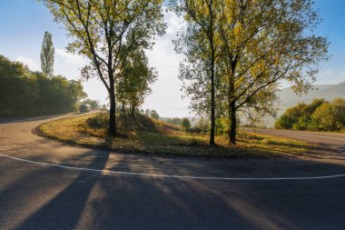 Dağlık kırlardan geçeceğiz. Asfalt yol dönüşü. Sabah ışığında güzel bir manzara