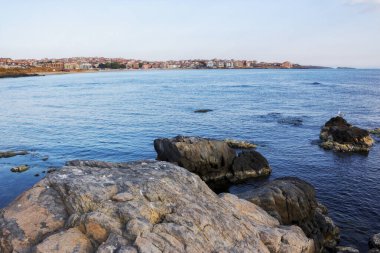 Dalgalar Sozopol sahilini yıkıyor. Eğlence ve eğlence sezonu geçmişi. Denizde sabah manzarası