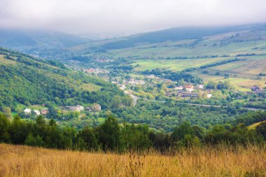 Dağların uzak kırsal kesiminde. Uzak vadideki köy. Transcarpathia 'nın sonbahar manzarası, Ukrayna