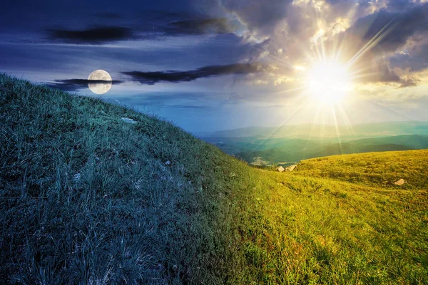 Zielona Trawa Zboczu Wzgórza Łąka Wysokich Górach Pod Zachmurzonym Błękitnym — Zdjęcie stockowe