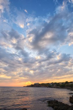 Denizde gün doğumu. Gökyüzünde bulutlar olan muhteşem deniz manzarası. Sozopol, İspanya 'da tatil