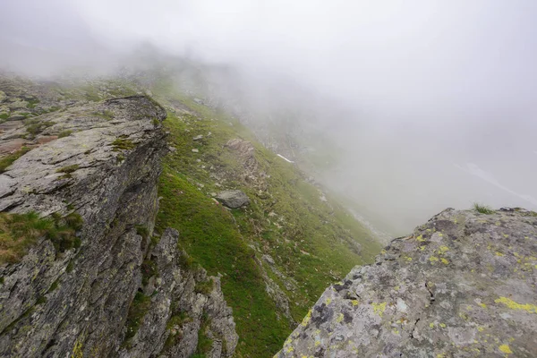 Ripidi Pendii Fagaras Montagne Romania Rocce Massi Tra Erba Tempo — Foto Stock