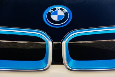 Uzhgorod, Ukrayna - 31 Ekim 2021: beyaz i3 elektrikli bir arabanın siyah kaputunda bmw süsü. Açık hava kapanıyor.