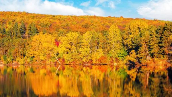 Landschaft See Der Herbstsaison Landschaft Mit Bewaldeten Bergen Leuchtenden Herbstfarben — Stockfoto