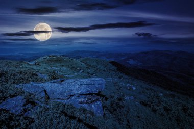 Dağın yamacındaki taşlar geceleri sıralanır. Dolunay ışığında harika bir doğa manzarası