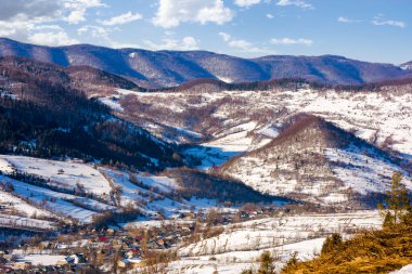 Kışın dağlık kırsal alan. Vadideki köyü olan kırsal bir yer. güneşli hava