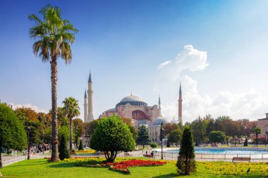 İstanbul, Türkiye - 15 AUG 2018: Sultan Ahmet, Aydınlık bir günde Sogia Meydanı. Ağaçların arkasındaki sembolik cami ve uzaktaki çeşme. popüler seyahat hedefi