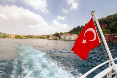 İstanbul, Türkiye - 18 Ağustos 2015: Teknenin arkasında Türk bayrağı. Bosporus 'un doğu kıyısının harika manzarası