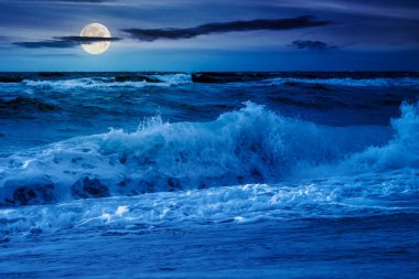 Akşamları dalgalar Karadeniz 'i vuruyor. Dolunay ışığında fırtınalı deniz manzarası