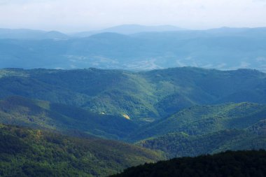 Yazın dağlık kayan bir manzara. Sabah ışığında doğa arkaplanı