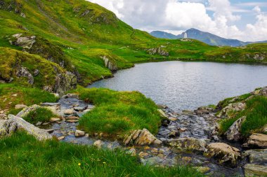 Bulutlu bir günde Capra Lake of Nonoş. Romanya 'nın dağlarında yaz doğası. Transilvanya Alplerinin popüler seyahat noktası