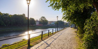 Uzhorod, Ukrayna - 4 Haziran 2017: Fenerli eski şehrin seti. Şehir merkezinin açık şehir manzarası sabah ışığında