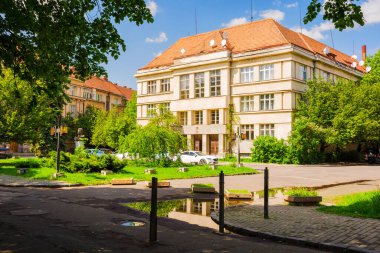 Uzhhorod, Ukrayna - 06 Mayıs 2017: ıhlamur seti yakınlarındaki küçük galaksinin karesi. Czecoslovakya yönetimi altında inşa edilmiş eski mimari