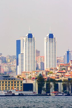 İstanbul, Hindi - 18 Ağustos 2015: Eski şehir merkezine uzak gökdelenler. Bosphorus kıyısı yakınlarında mimari gelişim