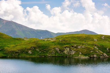 Bulutlu bir günde Capra Lake of Nonoş. Romanya 'nın dağlarında yaz doğası. Transilvanya Alplerinin popüler seyahat noktası