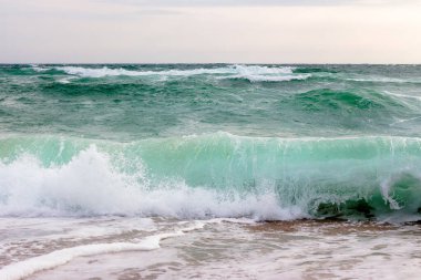 Dalgalar Karadeniz kıyısına çarpıyor. Sabah ışığında fırtınalı deniz manzarası