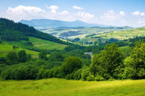 ウクライナの農村の谷と農地の風景の美しい風景 遠くにある村や山々 夏の明るい晴れた天気 ロイヤリティフリーのストック画像