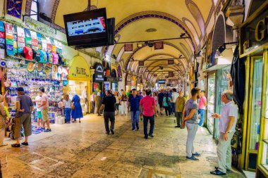 İSTANBUL, Hindi - 18 AUG 2015: Dünyanın en büyük ve en eski kapalı pazarlarının sokakları..