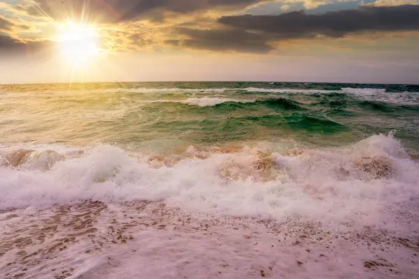 Κύματα Που Συντρίβουν Την Ακτή Ηλιοβασίλεμα Θυελλώδης Θαλασσογραφία Βράδυ Φως Φωτογραφία Αρχείου