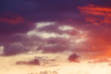 Alacakaranlıkta gökyüzünde kırmızı bulutlar. Dramatik doğa geçmişi. Yağmurdan önce hava değişir.