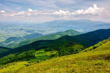 Yazın Ukrayna 'nın dağlık Karpatlar manzarası. Pikui dağının manzarası. Borzhava sırtı uzak mesafede.
