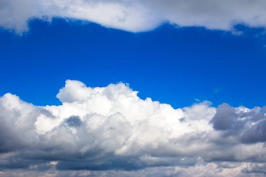 Mavi gökyüzündeki gri bulutlar. Sakin doğa geçmişi. Yağmurdan önce hava değişir.