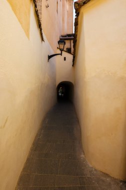 Sibiu, Romanya - 25 Haziran 2017. Büyük Meydan yakınlarındaki eski şehir merkezinde dar bir sokak (Piata Mare)