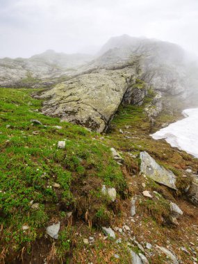 İbne sırtının kayalık ve çimenli yamaçları, aşağıdan Romanya manzarası. Transilvanya Alpleri 'nin popüler seyahat yeri yazın. Aşırı hava turizmi