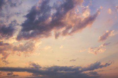 Bulutlu hava meteorolojisi arka planı. Mavi gökyüzündeki kümülüs bulutları rüzgârla savruldu. Efsanevi akşam