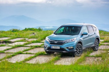 perechyn, Ukrayna - 22 Haziran 2019: dağlarda off-road yolculuğu. Spor araç kullanarak açık hava maceraları. Bulutlu bir günde yeşil yaz manzarası