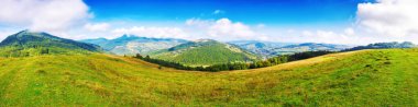 Ukrayna 'nın güzel kırsal kesiminin manzarası. Güneşli bir öğleden sonra. Dağlardaki muhteşem sonbahar manzarası. Çimen tarlaları ve yuvarlanan tepeler. kırsal manzara