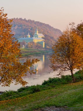 mukachevo, Ukrayna - 06 Kasım 2015: Sonbaharda Latorica nehri olan eski bir kasaba. Sonbahar mevsiminde ağaçlarla doludur. Uzakta Aziz Nicholas Manastırı var. Sabah ışığında şehir manzarası