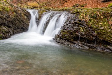 Şelaleli sonbahar manzarası. Ukrayna 'nın Karpat Dağları' na seyahat. Turychkain nehrinin çağlayanı mevsimi