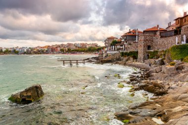 Sozopol, Bulgaria - 05 sep 2019: deniz batımında antik tatil köyünün seti. bulutlu gökyüzü