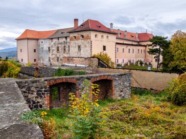 Uzhorod, Ukrayna - 20 Ekim 2007: restorasyon şatosu. Sonbaharda bulutlu bir günde şehir manzarası. popüler seyahat hedefi