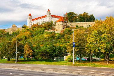 Bratislava, Slovakya - 16 Ekim 2019: Tepedeki kale. Sonbahar sezonu. Popüler seyahat merkezi. Güneşli bir gün. Güzel şehir manzarası