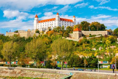 Bratislava, Slovakya - 16 Ekim 2019: Tepedeki kale. Sonbahar sezonu. Popüler seyahat merkezi. güneşli bir gün