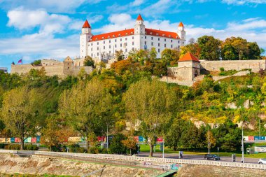 Bratislava, Slovakya - 16 Ekim 2019: Tepedeki kale. Sonbahar sezonu. Popüler seyahat merkezi. Güneşli bir gün. Danube nehri üzerinde resim gibi bir yolculuk.