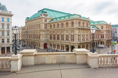 Viyana, Avusturya - 17 Ekim 2019: Devlet operasının sonbaharda inşası. Bulutlu gökyüzü. Popüler seyahat merkezi. Albertina Müzesi 'nin manzarası. şehir manzarası manzarası