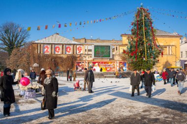 Uzhgorod, Ukrayna - 03 Ocak 2009: Kışın kent manzarası. Tarihi şehir merkezi. Şehir meydanındaki Noel ağacı. Güneşli bir gün. Yılbaşından sonraki ilk günler. Avrupa 'da tatil