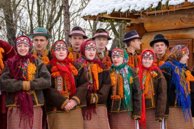 Uzhorod, Ukrayna - 15 Ocak 2017: Vasylya Festivali. Harika bir etnik performans. Halk mimarisi ve yaşam müzesinde kış tatillerini kutluyoruz. Geleneksel Noel şarkıları açık havada söyleniyor.