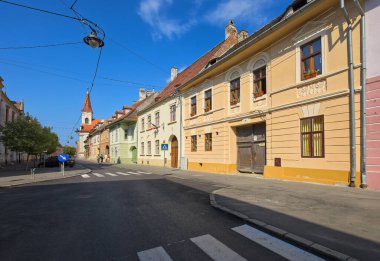 Sibiu, Romanya - 25 Haziran 2017: Sibiu şehir merkezinin dar sokakları. Güneşli bir günde mimari miras. Romanya 'nın popüler seyahat beldesi