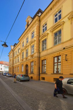 Sibiu, Romanya - 25 Haziran 2017: Sibiu şehir merkezinin dar sokakları. Tarihi şehir merkezi. Güneşli bir günde mimari miras. Romanya 'nın popüler seyahat beldesi. Transilvanya 'da hafta sonu