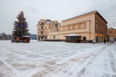 Uzhhorod, Ukrayna - Ocak 05, 2016: Merkez meydanda noel ağacı. Rahat şehir manzarasında eski bir büfe