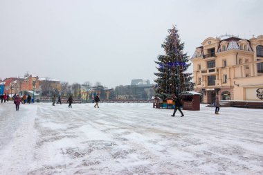 Uzhhorod, Ukrayna - Ocak 05, 2016: Merkez meydanda noel ağacı. Eski başkentin parlak çelengi