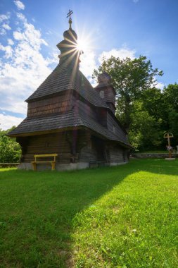 Benzerlik, transcarpathia, Ukrayna - Haziran 02, 2020: Karpatya dağlarındaki St. Vasyl ahşap kilise. Güneşli yaz günü