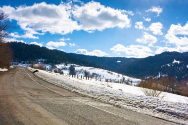 Karpat Dağları 'nda yol. Kırsal alan. Kışın güneşli bir gün. alp ortamı